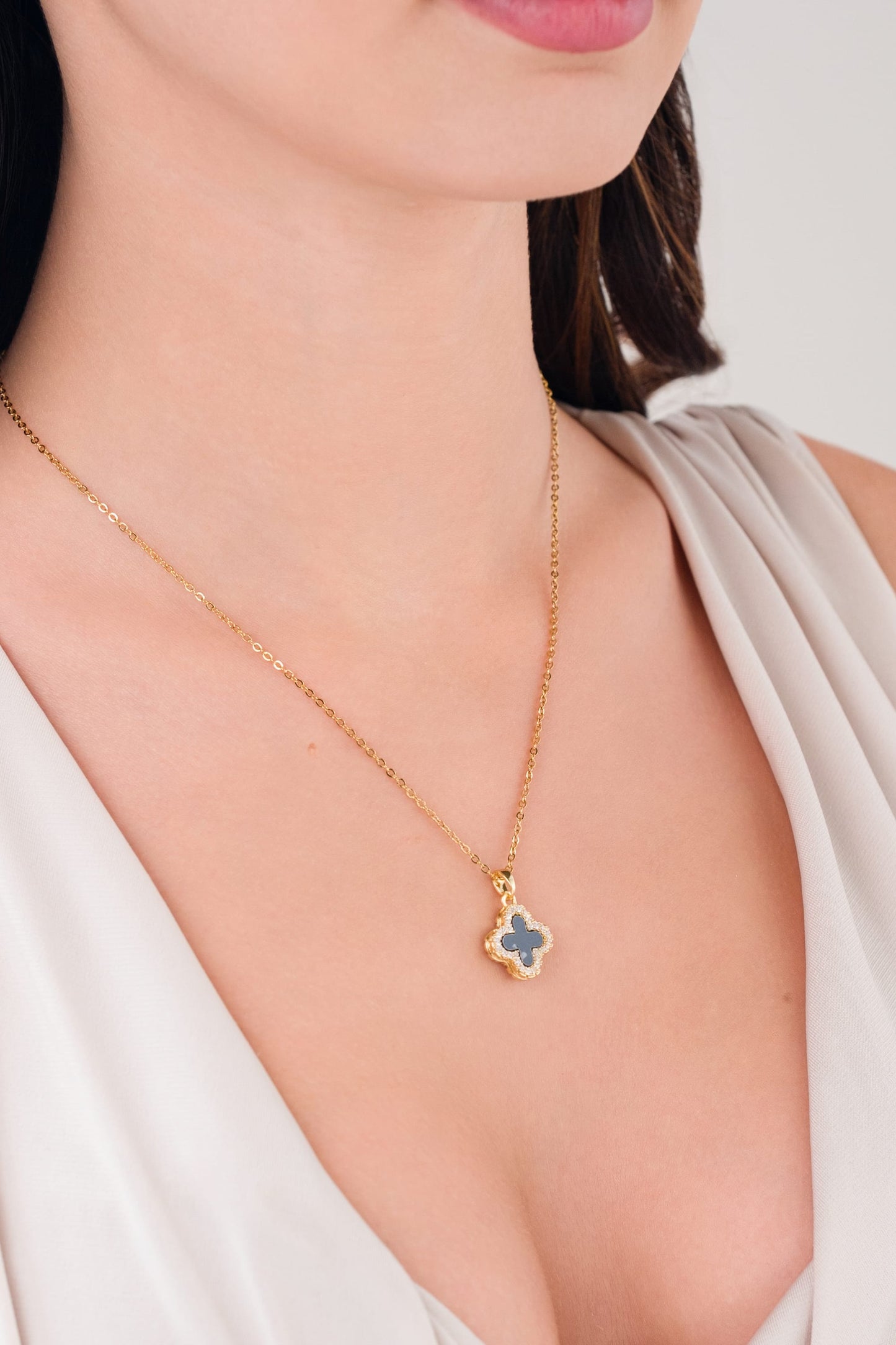 Minimal Gold Renk Siyah Taşlı Van Cleef Kolye